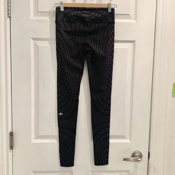 Alo Yoga Airbrush Engineer Pattern Black Leggings - Picture 6 of 15